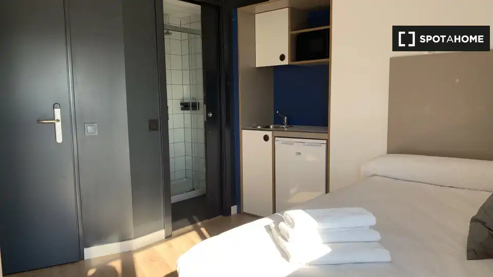 Room in El Cónsul - Ciudad Universitaria - El Romeral