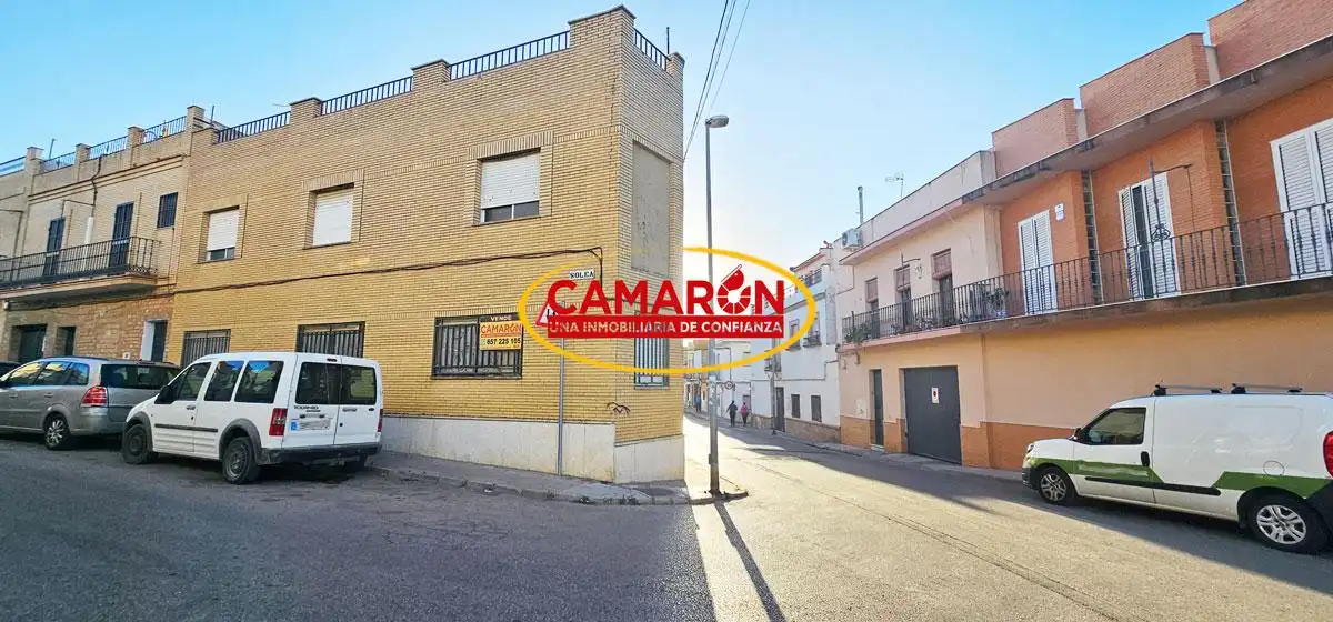 Vista exterior de Casa adosada en venta en Coria del Río