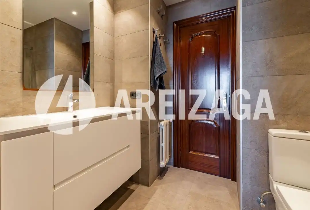 Baño de Piso en venta en Donostia - San Sebastián  con Calefacción, Terraza y Balcón
