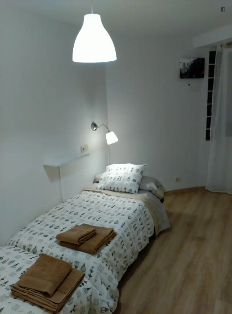 Dormitori de Apartament de lloguer en Madrid amb Aire condicionat, Calefacció i Moblat