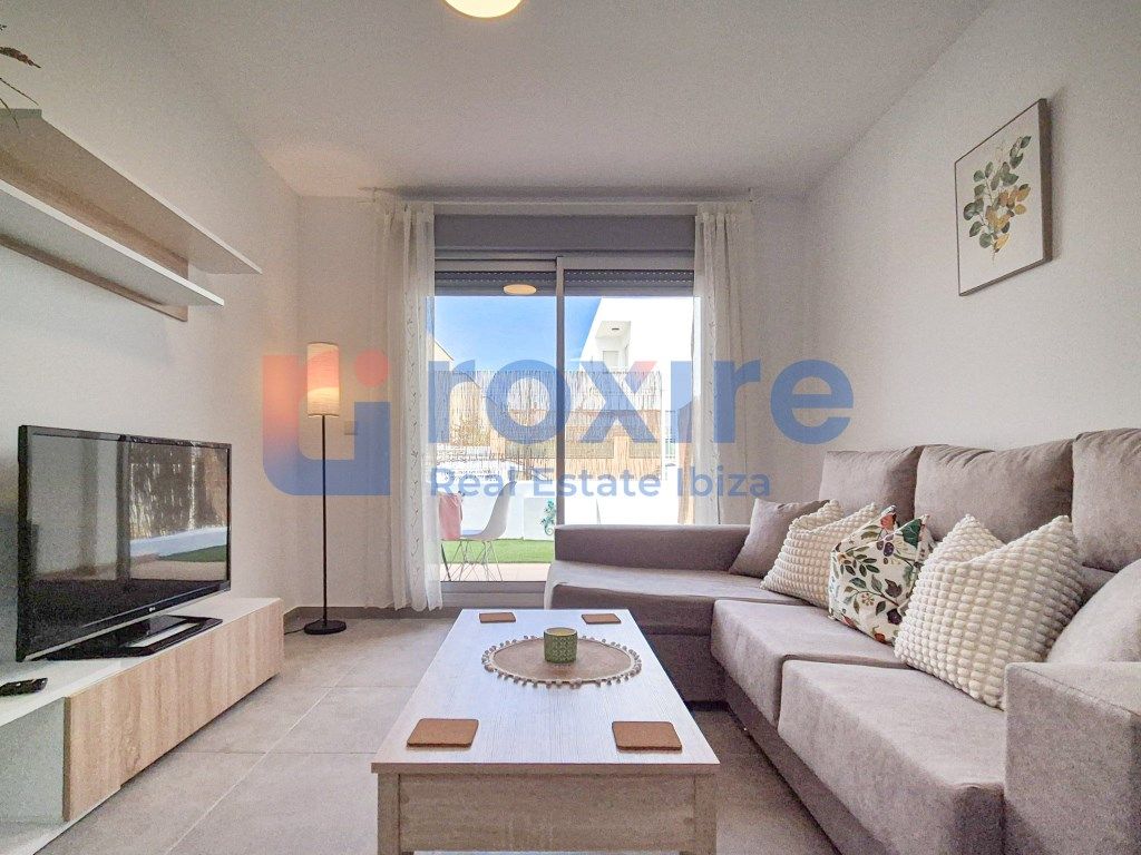 Sala d'estar de Apartament de lloguer en Sant Antoni de Portmany amb Aire condicionat, Terrassa i Moblat