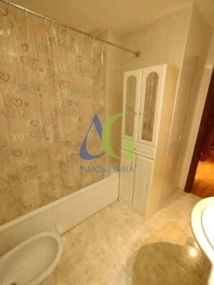 Bathroom of Apartments for rent in Villaquilambre  with Heating, Parquet flooring and Storage room