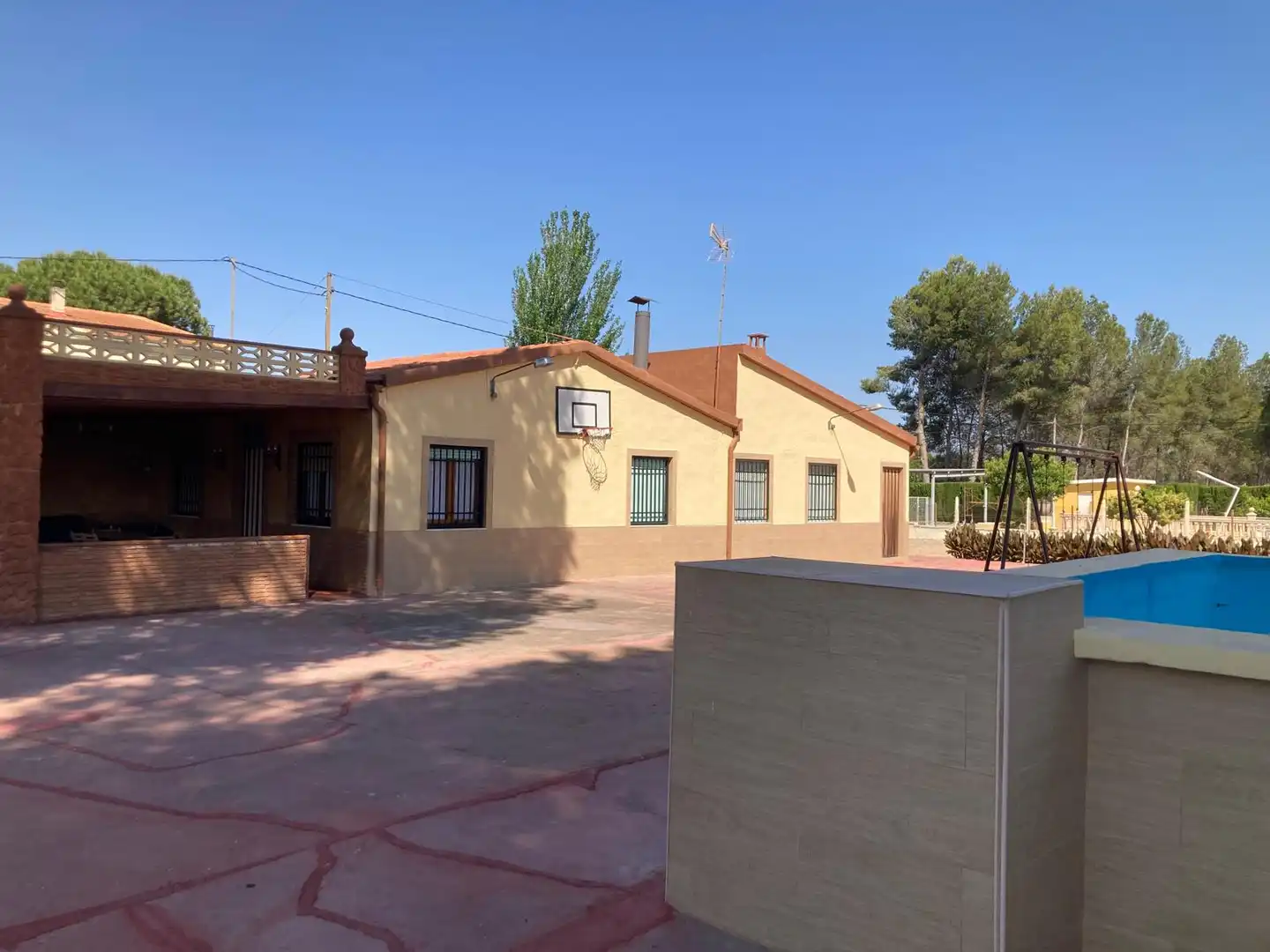 Vista exterior de Casa o chalet en venta en Villena con Jardín privado, Piscina y Amueblado