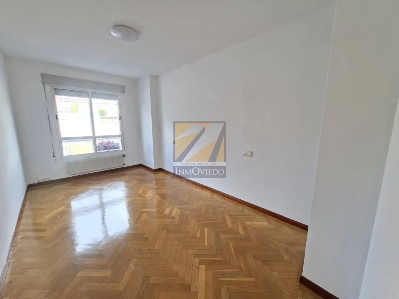Parking de Piso en venta en Oviedo  con Calefacción y Terraza