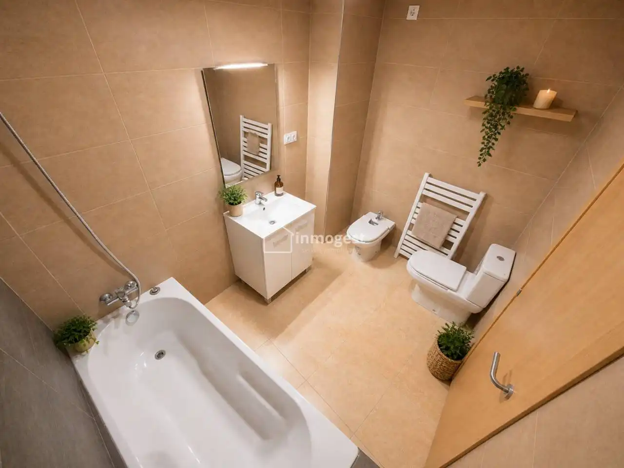 Badezimmer von Wohnung zum Verkauf in Flaçà mit Klimaanlage, Heizung und Privatgarten