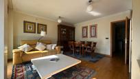 Sala d'estar de Pis en venda en Santiago de Compostela  amb Calefacció, Parquet i Traster