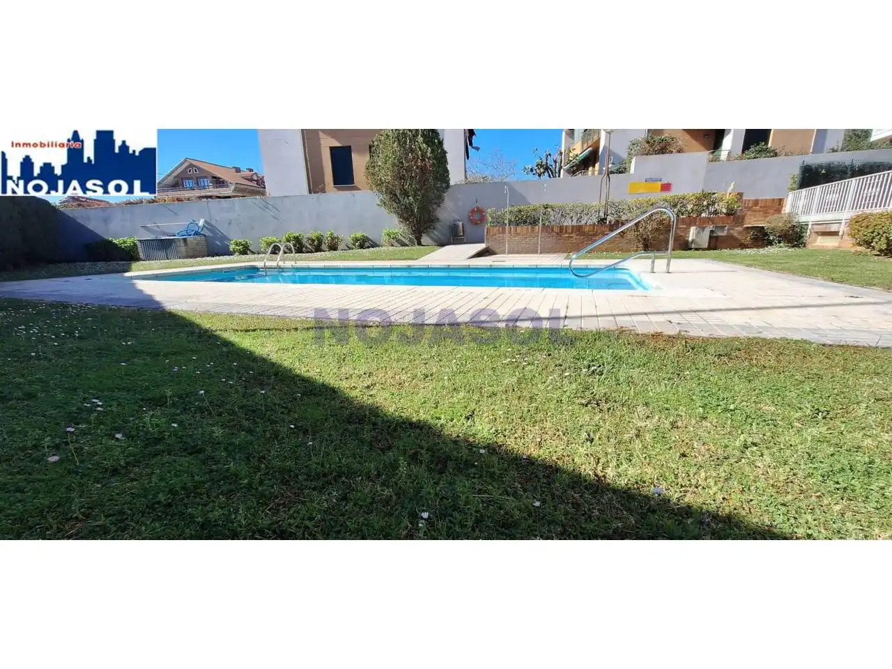 Piscina de Apartament de lloguer en Noja amb Calefacció, Terrassa i Moblat