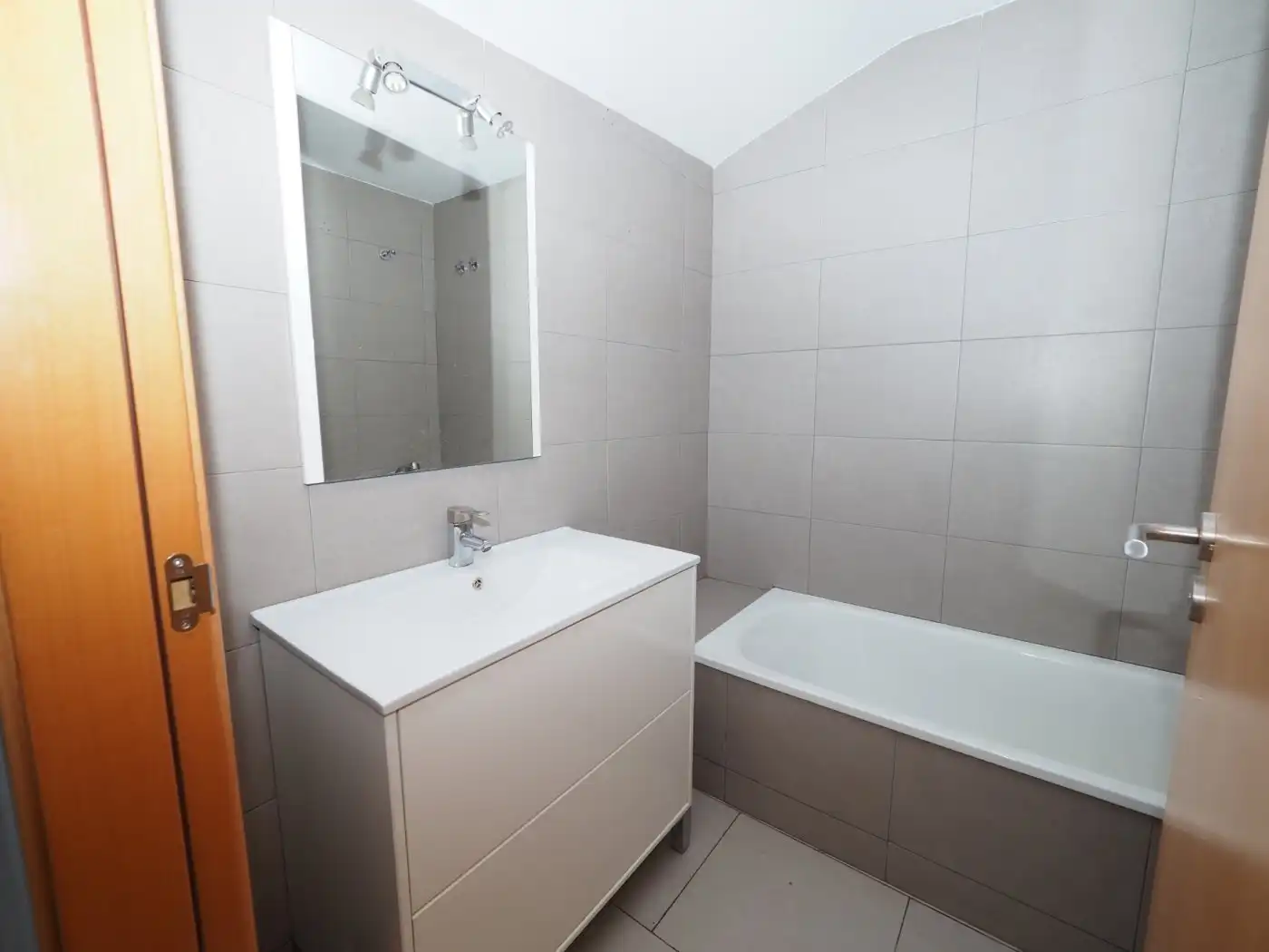 Bathroom of Duplexes for sale in Sabadell  with Air Conditioner, Heating and Terrace