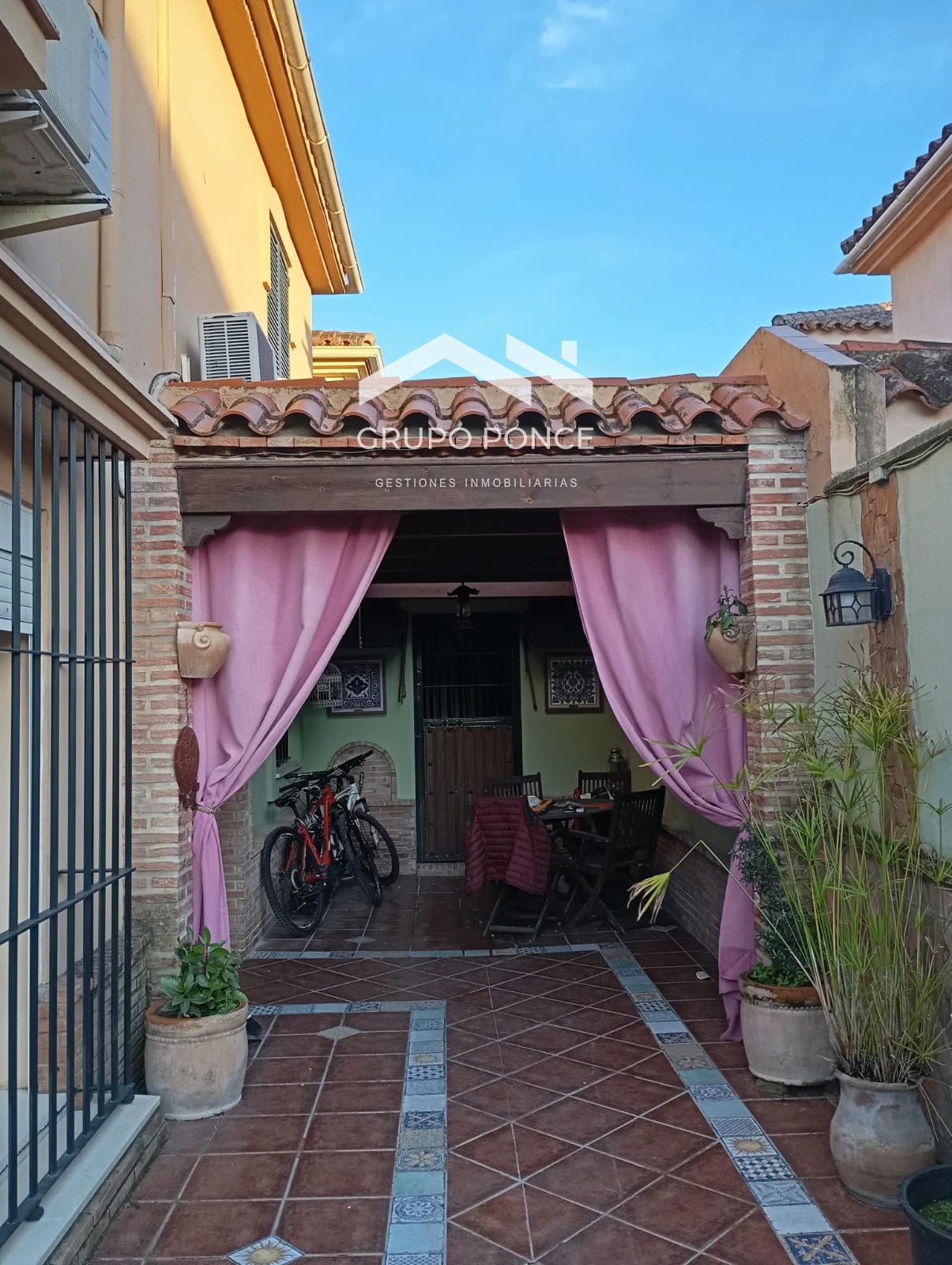 Exterior view of Single-family semi-detached for sale in Jerez de la Frontera  with Air Conditioner and Terrace