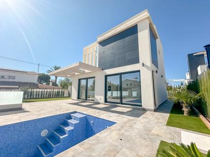 Vista exterior de Casa o xalet en venda en El Campello amb Aire condicionat, Jardí privat i Terrassa