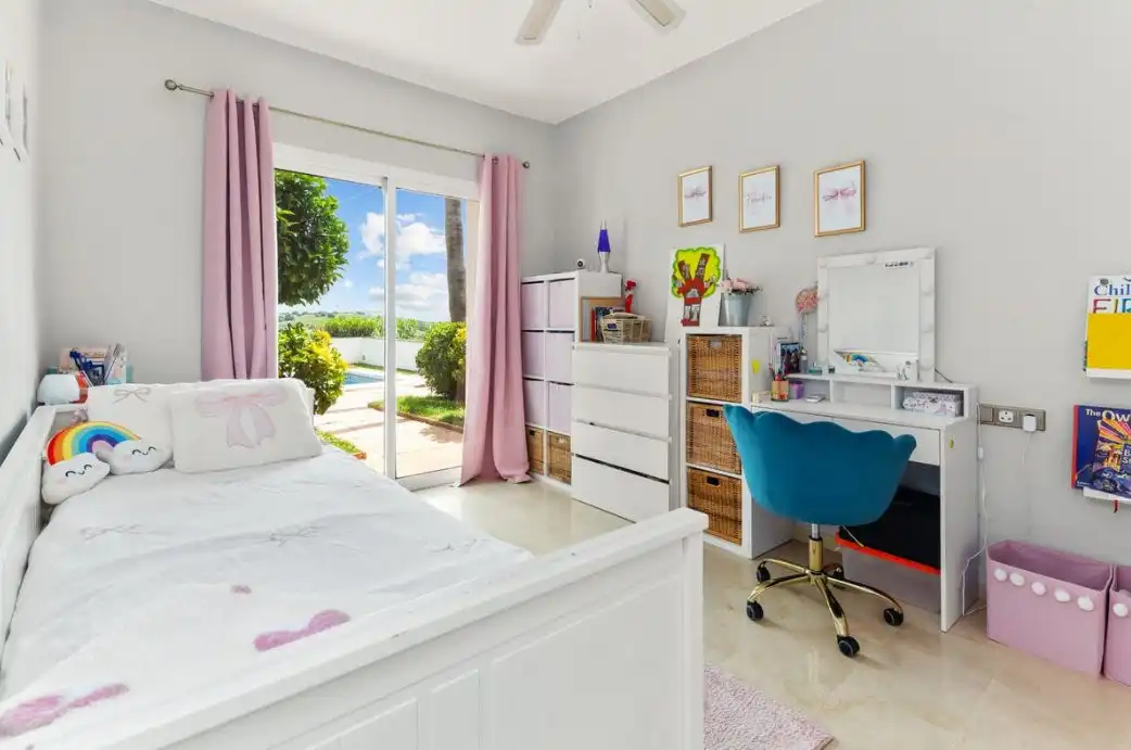 Bedroom of Houses for sale in Estepona Pueblo