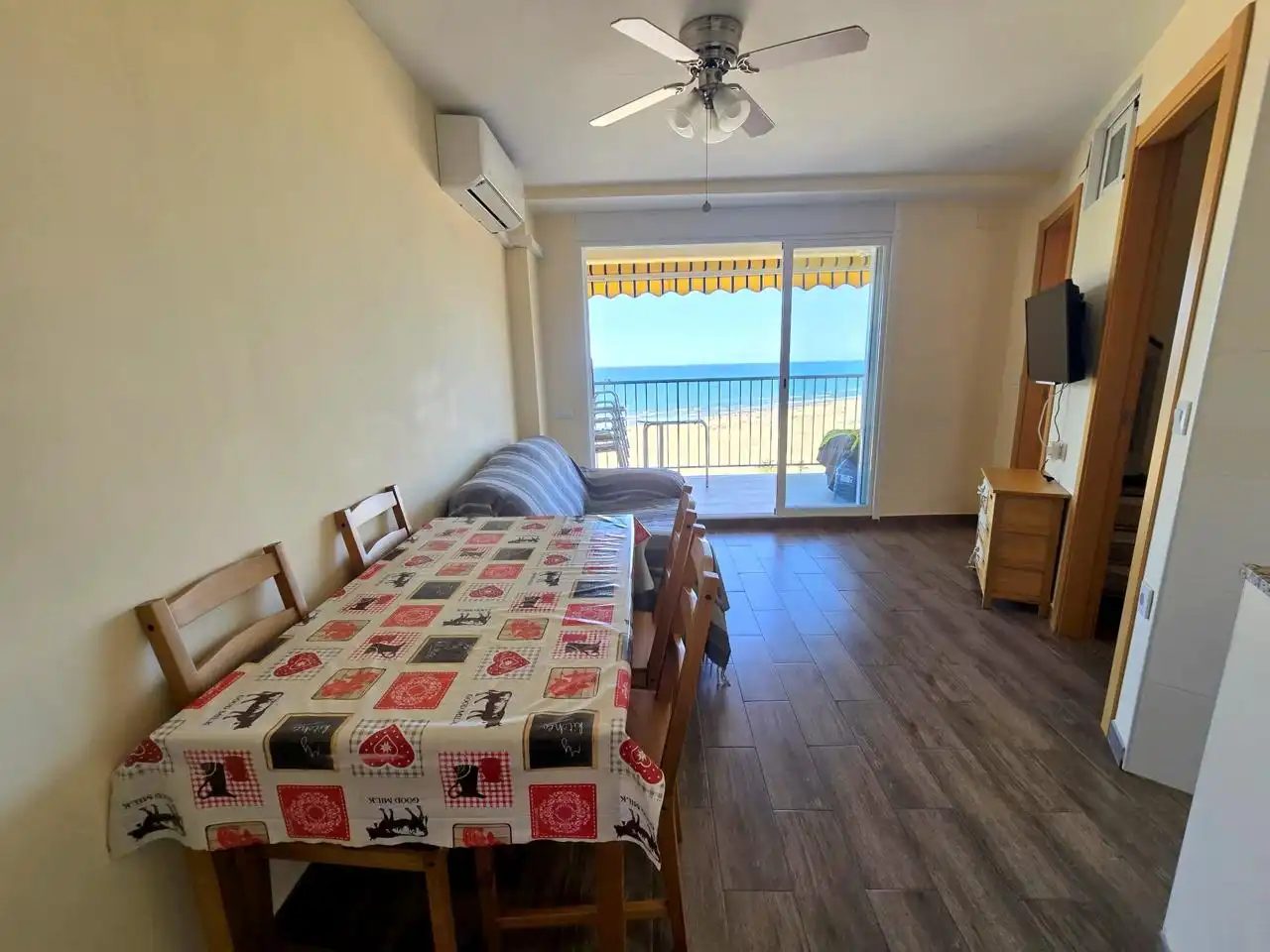 Menjador de Apartament en venda en Gandia amb Aire condicionat, Terrassa i Moblat