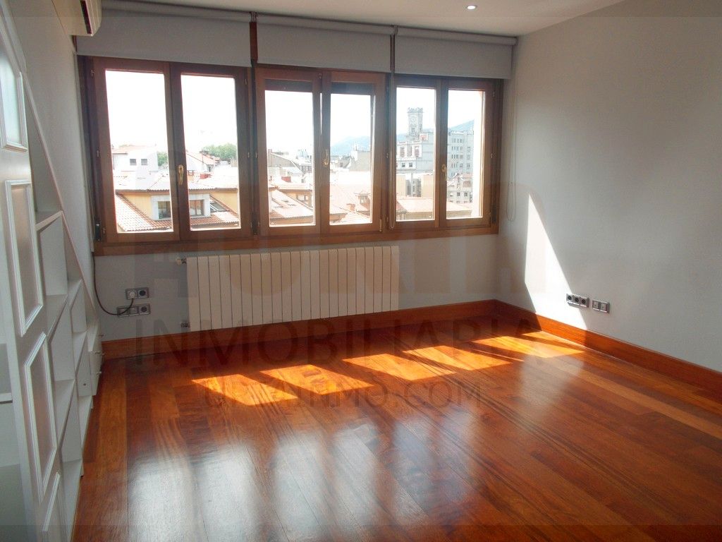 Sala d'estar de Apartament en venda en Oviedo  amb Aire condicionat, Calefacció i Forn