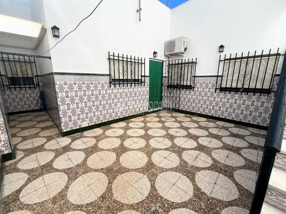 Exterior view of Detached homes for sale in San Fernando  with Air Conditioner, Balcony and Alarm