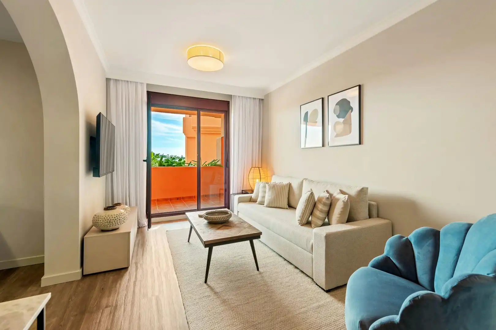 Sala d'estar de Apartament en venda en Benahavís amb Piscina comunitària