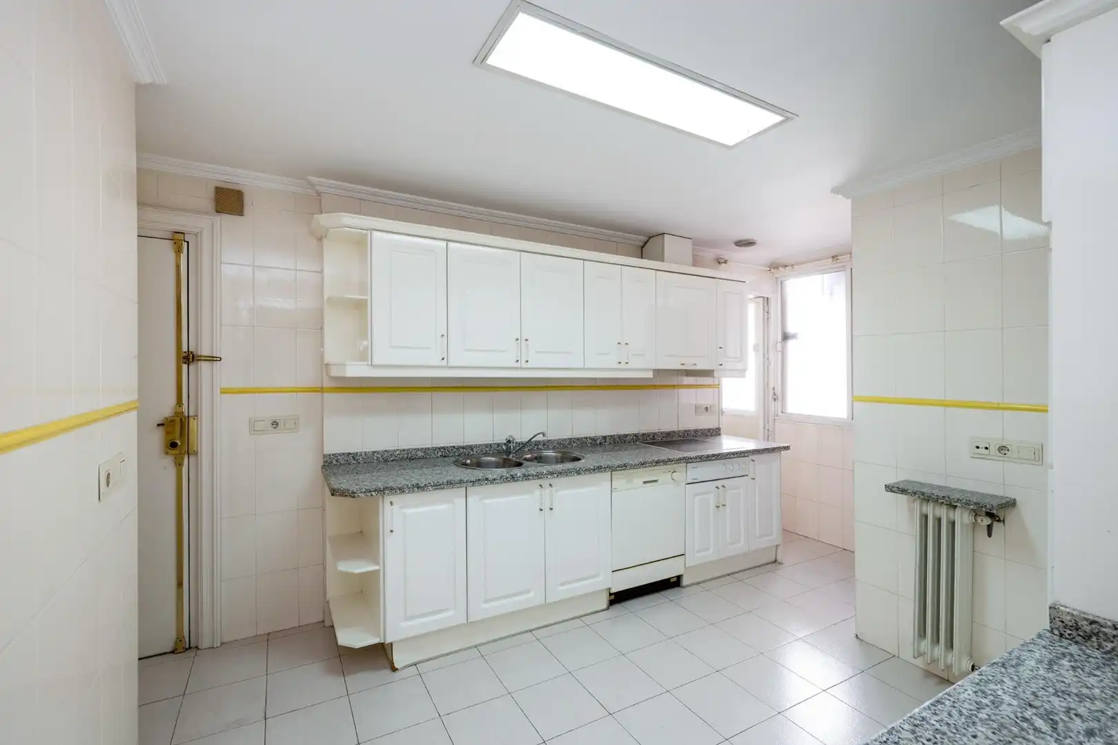 Kitchen of Flat for sale in Granada