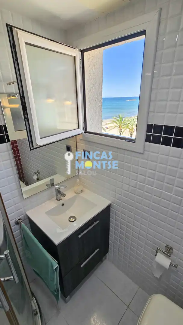 Baño de Apartamento en venta en Salou con Terraza y Amueblado