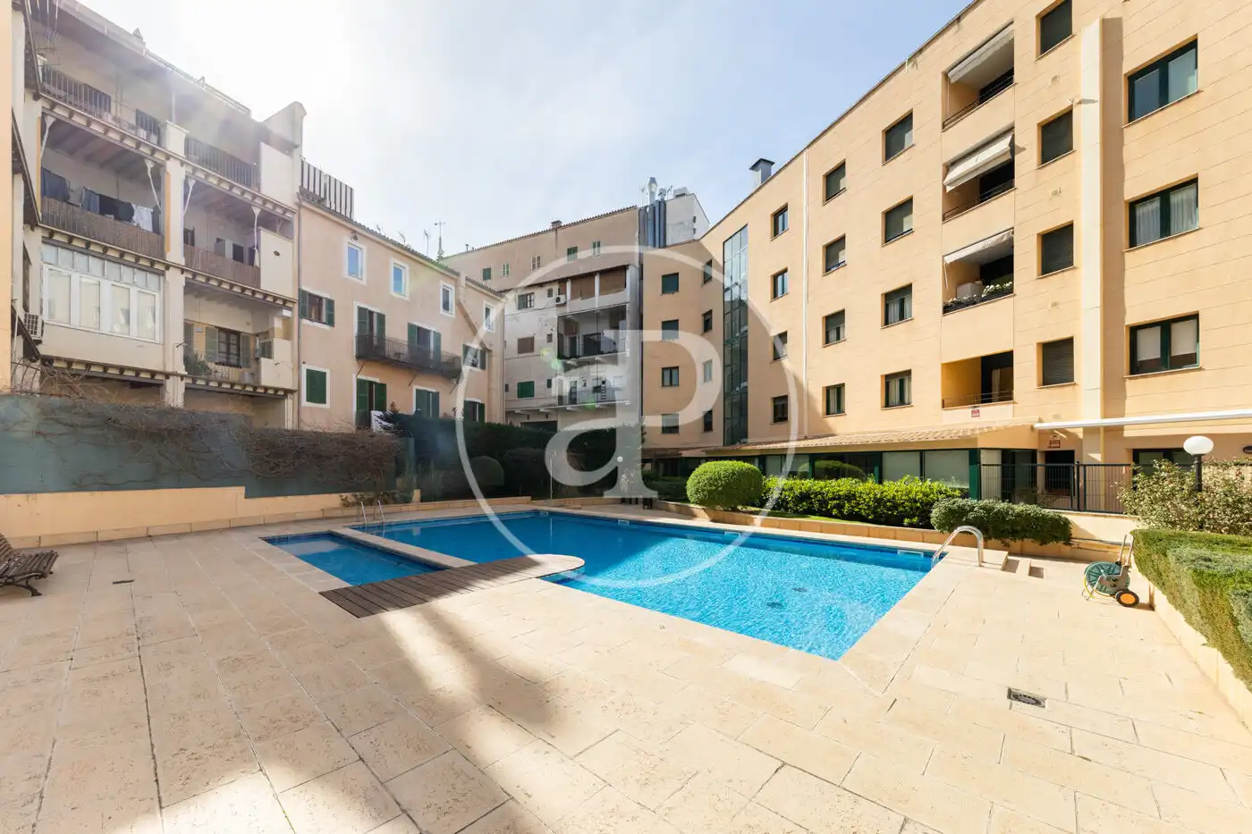 Außenansicht von Wohnung zum Verkauf in  Palma de Mallorca mit Klimaanlage, Heizung und Privatgarten