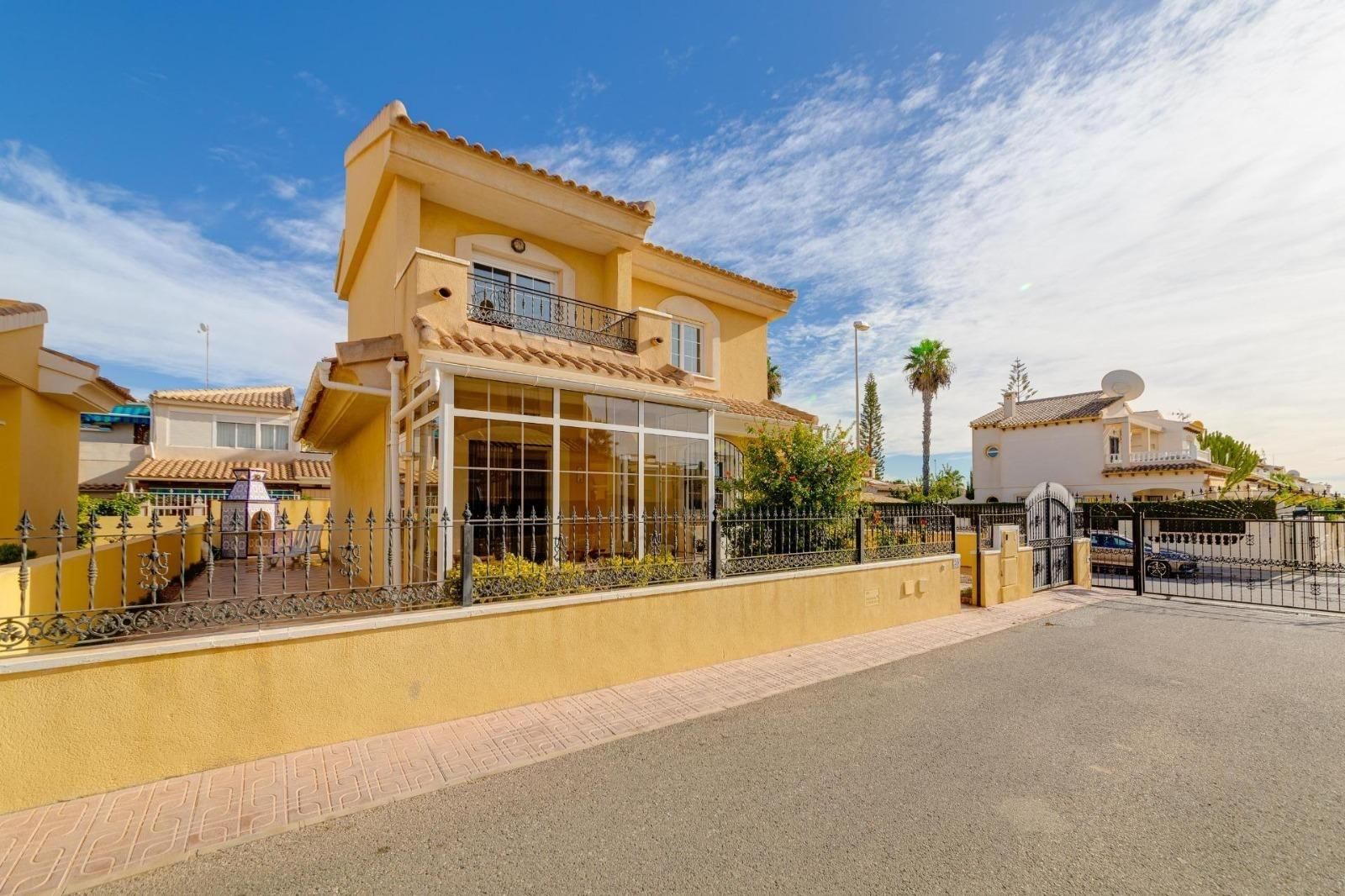 Vista exterior de Casa o chalet en venta en Orihuela con Aire acondicionado, Terraza y Trastero