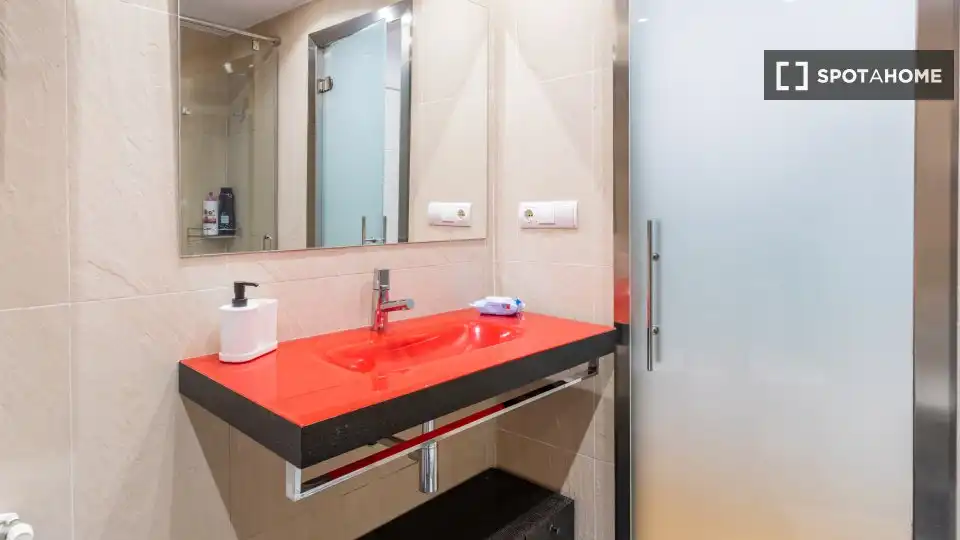 Bathroom of Flat for rent in Valencia  with Air Conditioner, Heating and Furnished