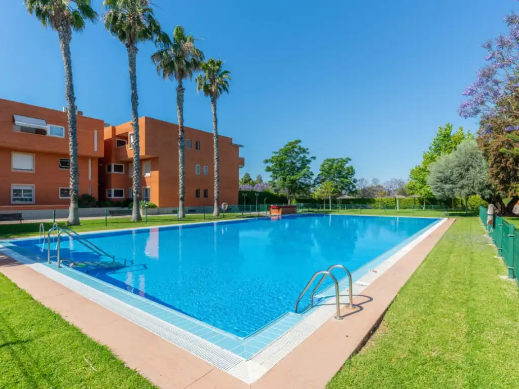Piscina de Apartament en venda en Alicante / Alacant amb Aire condicionat i Internet