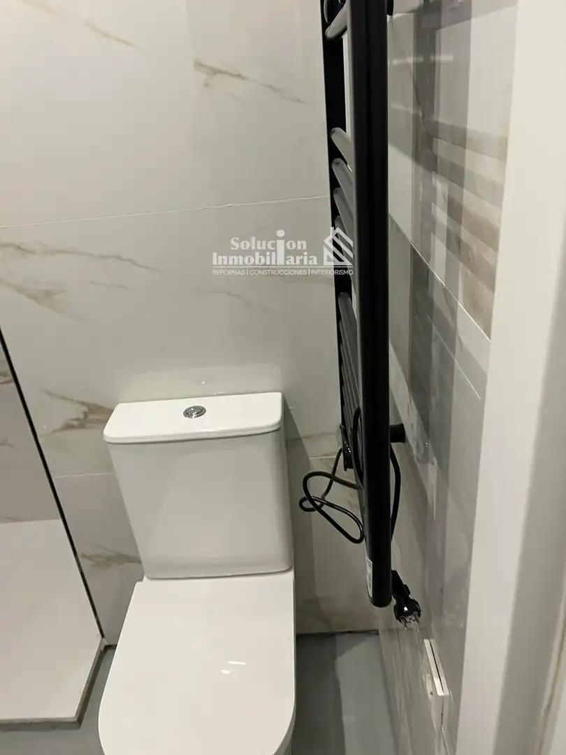 Badezimmer von Wohnungen zum Verkauf in Madrid mit Klimaanlage und Heizung