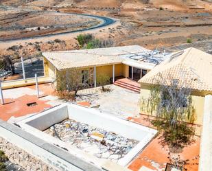 Vista exterior de Casa o xalet en venda en Tuineje amb Jardí privat, Terrassa i Piscina
