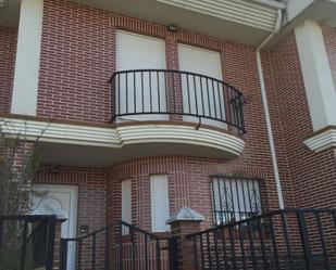 Terrassa de Casa o xalet en venda en Riello amb Parquet, Terrassa i Traster
