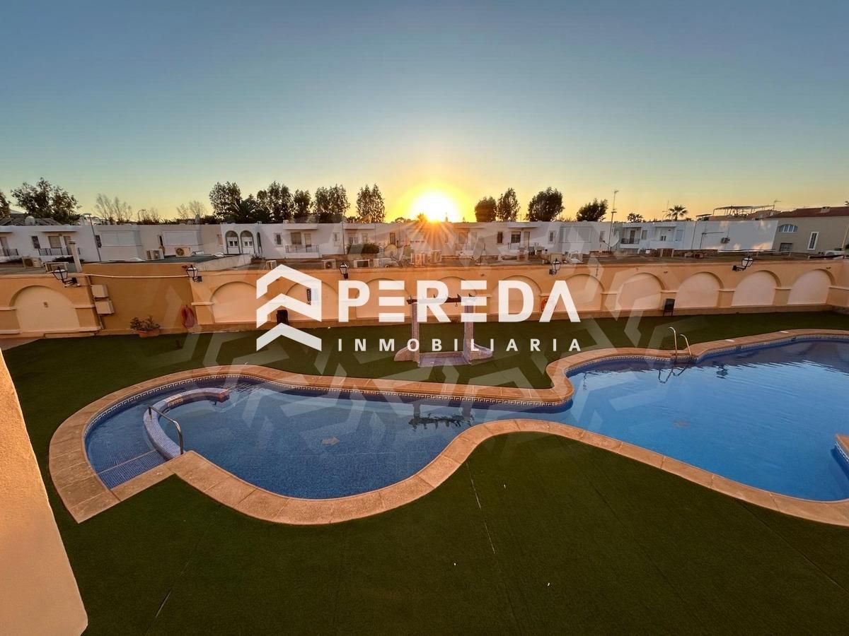 Piscina de Apartament en venda en Roquetas de Mar amb Aire condicionat, Jardí privat i Terrassa