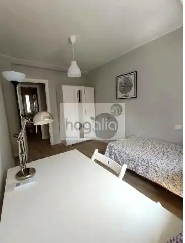 Dormitori de Pis de lloguer en Sevilla amb Aire condicionat, Terrassa i Moblat