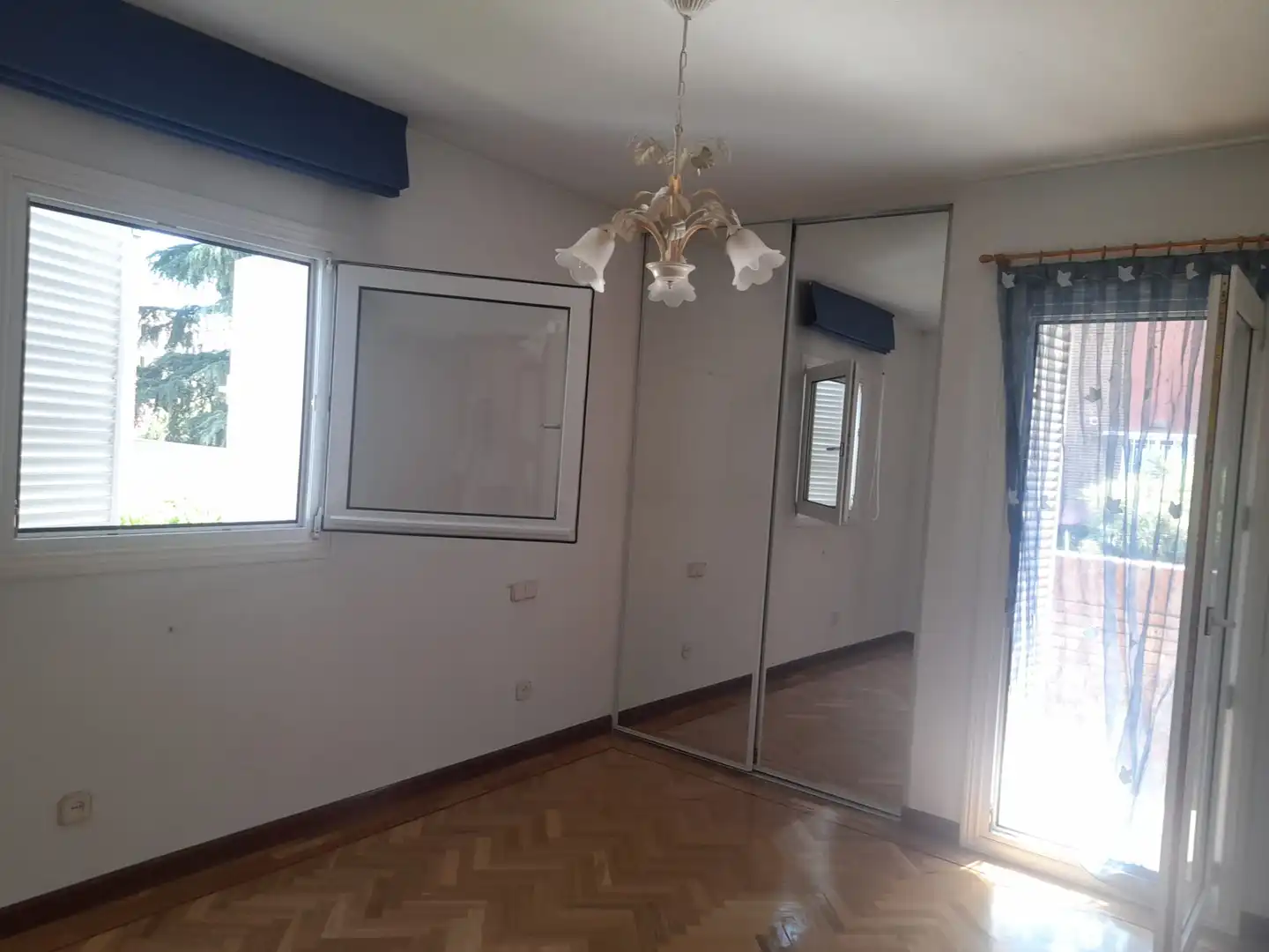 Habitación de Casa adosada en venta en Pozuelo de Alarcón con Aire acondicionado, Calefacción y Jardín privado