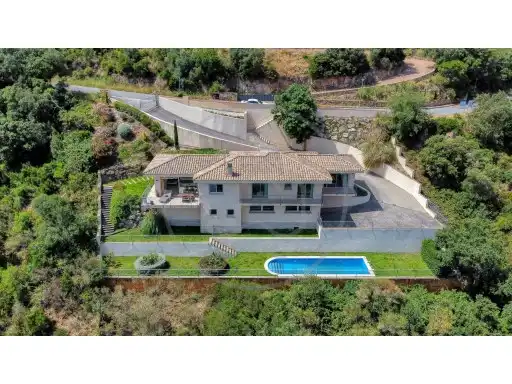 Casa amb piscina en venda a Carrer Roca del Sol