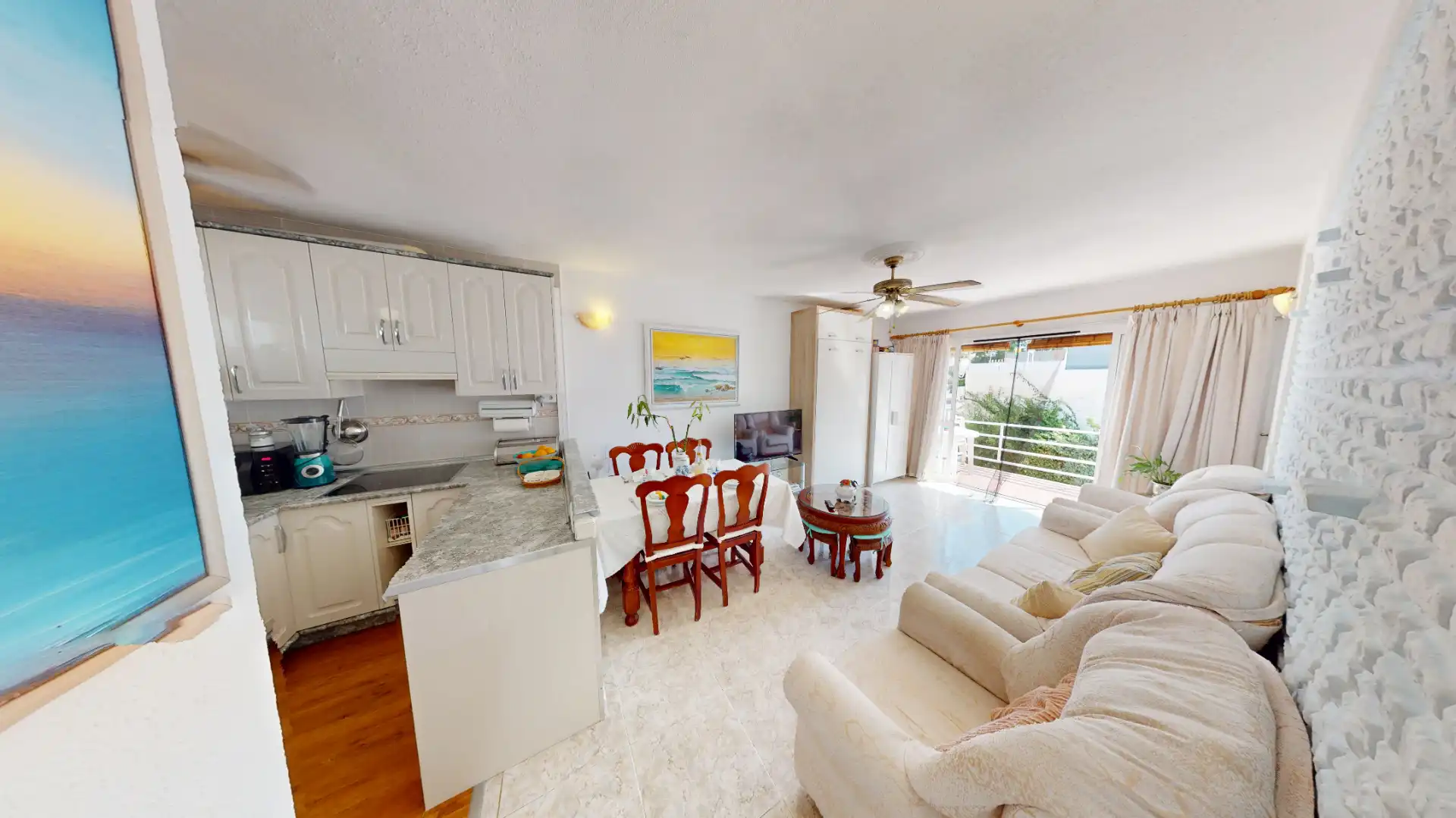 Wohnzimmer von Wohnung zum Verkauf in Benalmádena mit Klimaanlage, Privatgarten und Terrasse