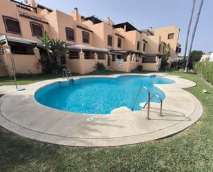 Piscina de Casa adosada en venda en Casares amb Aire condicionat, Calefacció i Jardí privat