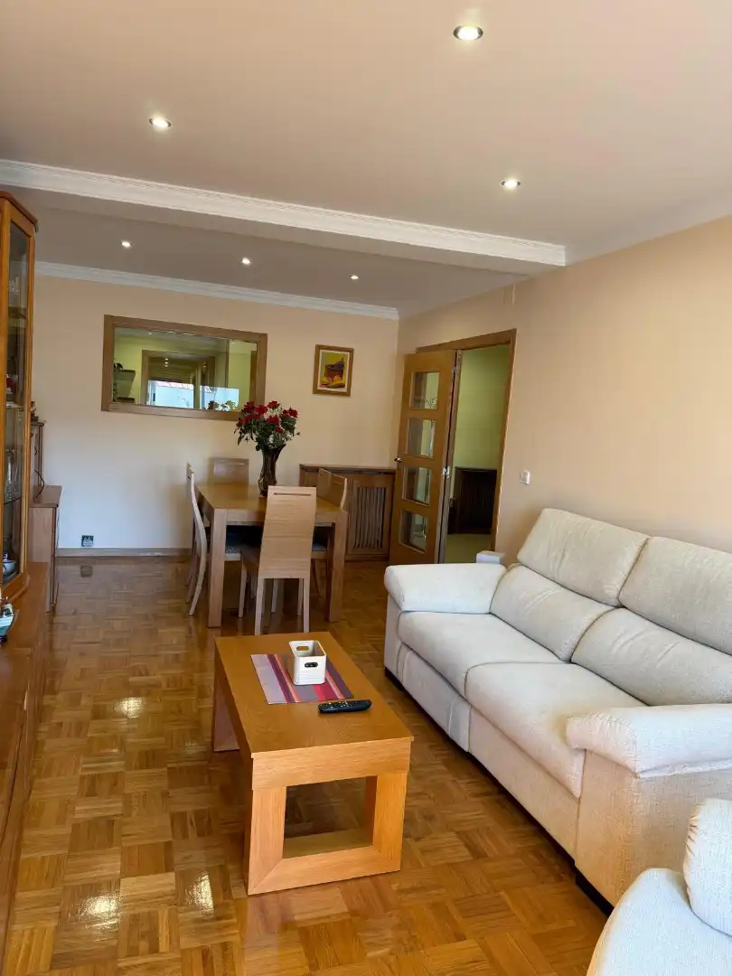 Sala d'estar de Pis en venda en Vilagarcía de Arousa amb Calefacció, Parquet i Moblat