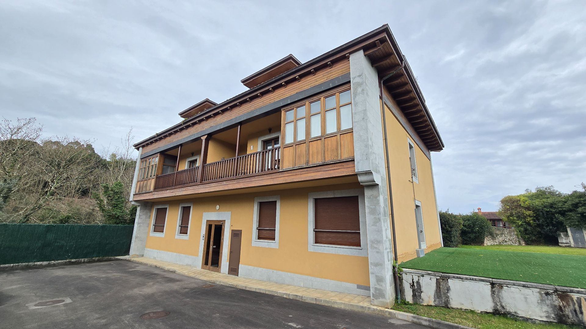 Vista exterior de Pis en venda en Llanes amb Calefacció