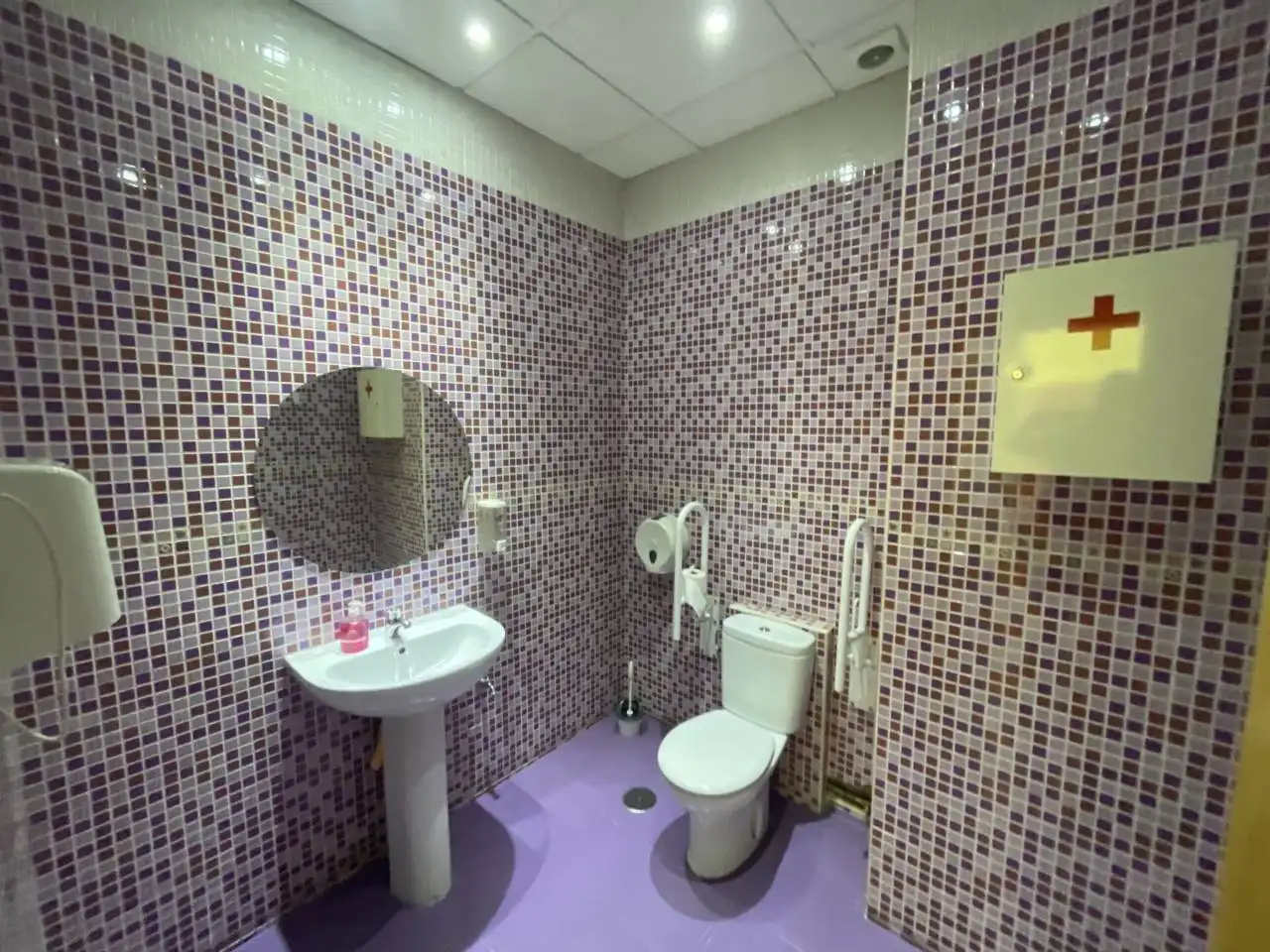 Bathroom of Commercial properties for rent in Estepona  with Air Conditioner