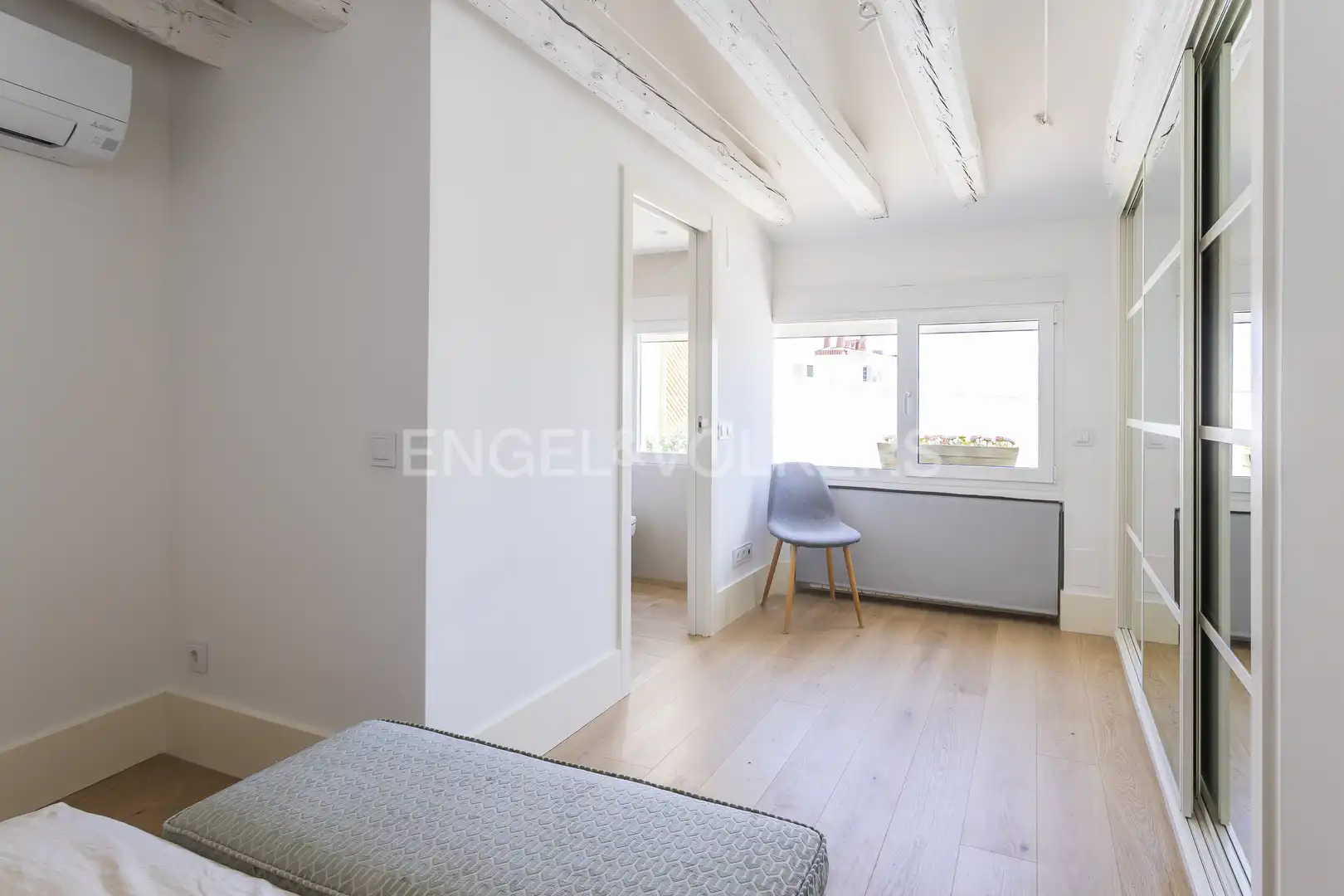 Schlafzimmer von Dachboden zur Miete in Madrid mit Klimaanlage, Heizung und Terrasse