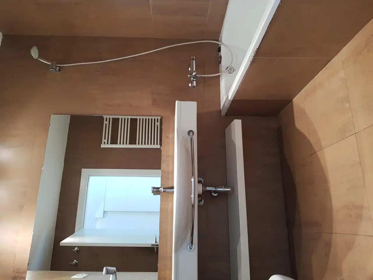 Bathroom of Ground floor for rent in Terrassa  with Air Conditioner and Heating