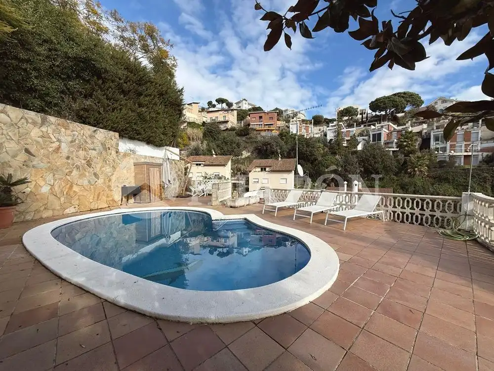 Piscina de Casa o chalet en venta en Alella con Aire acondicionado, Calefacción y Jardín privado