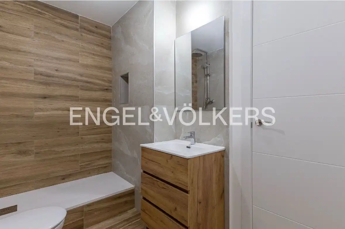 Bathroom of Flat for sale in Fuenlabrada  with Air Conditioner and Heating