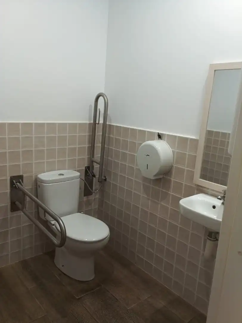 Business premises for transfer in Carrer de Cabestany 12, imagen 18