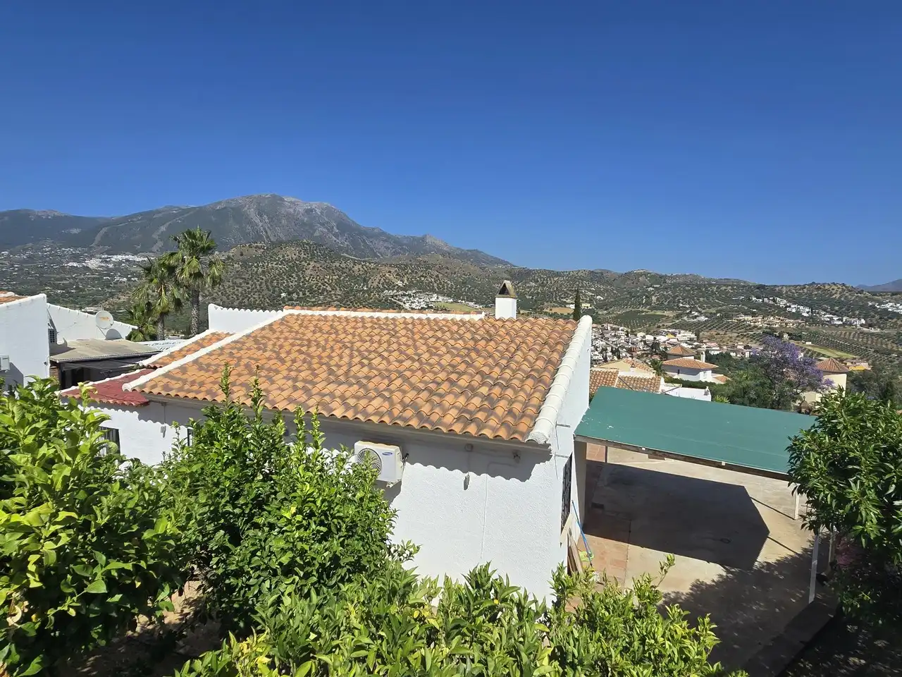 Vista exterior de Casa o xalet en venda en Viñuela amb Aire condicionat, Terrassa i Piscina