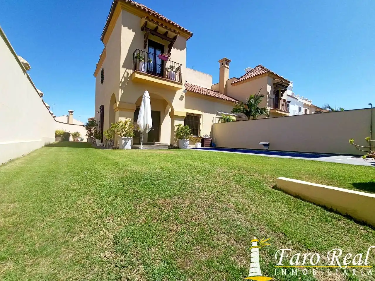 Vista exterior de Casa o chalet de alquiler en Sanlúcar de Barrameda con Aire acondicionado, Jardín privado y Piscina