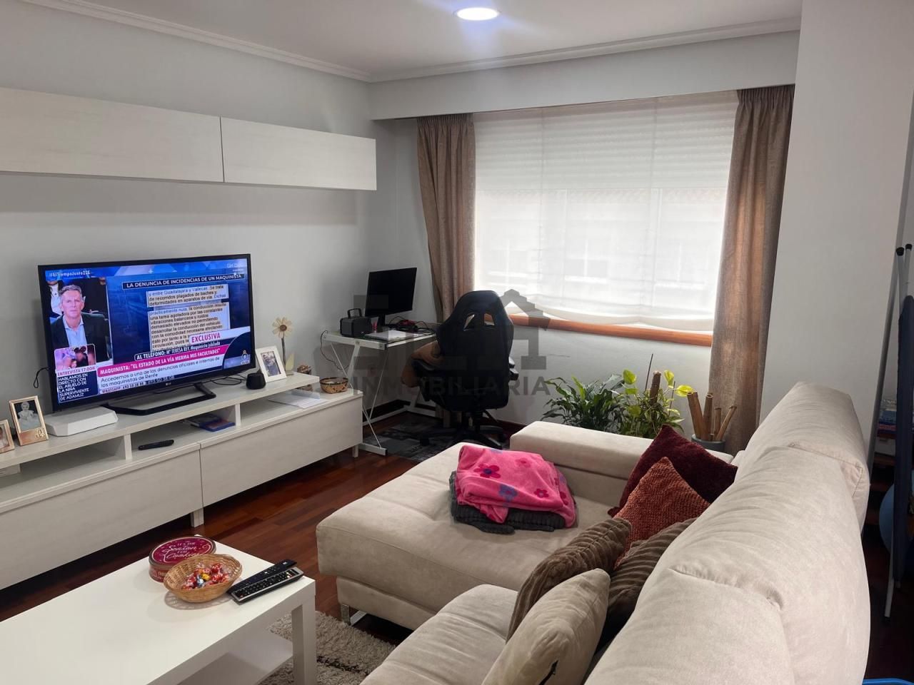 Sala de estar de Piso en venta en Celanova con Calefacción, Trastero y Amueblado