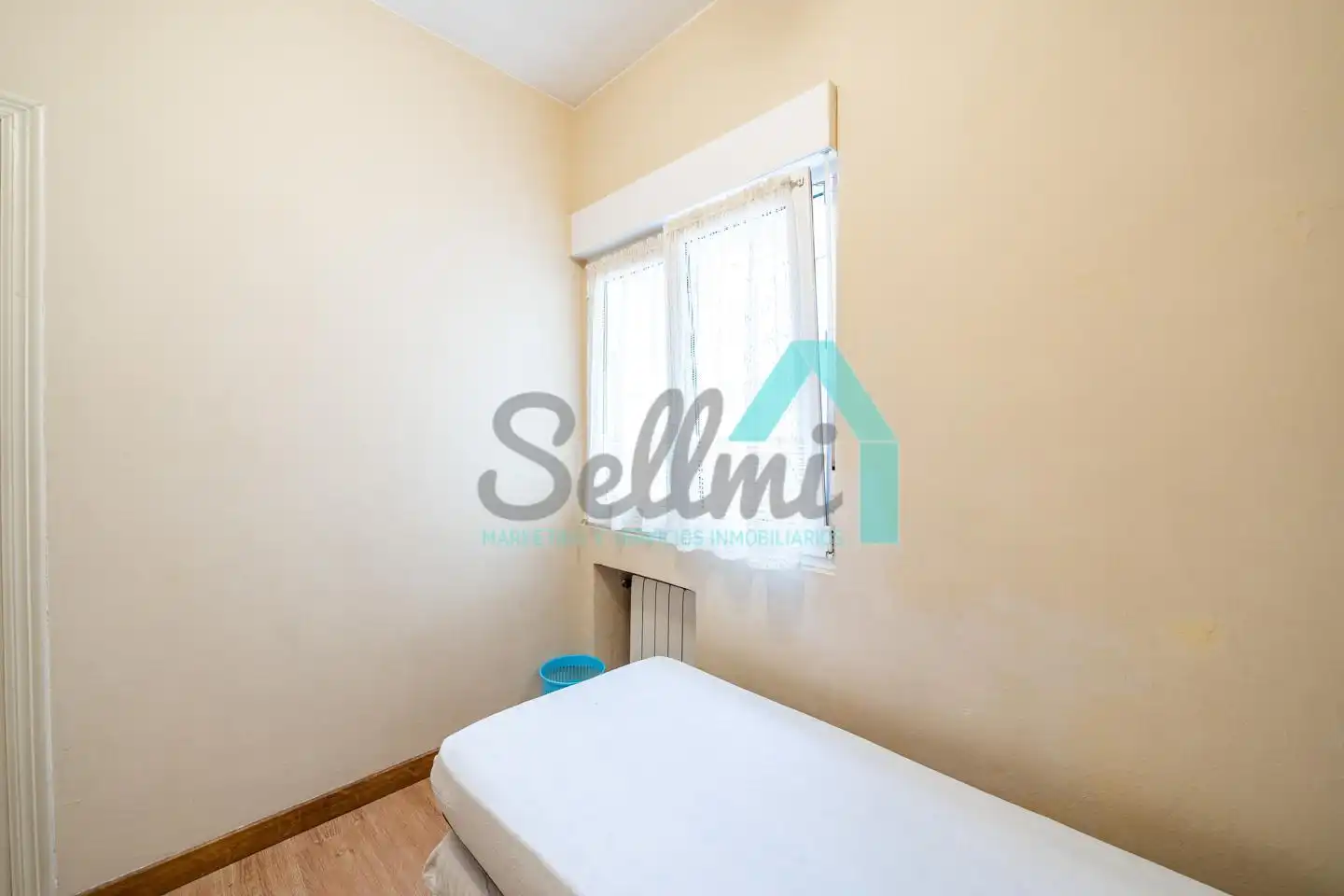 Bedroom of Flat for share in Este