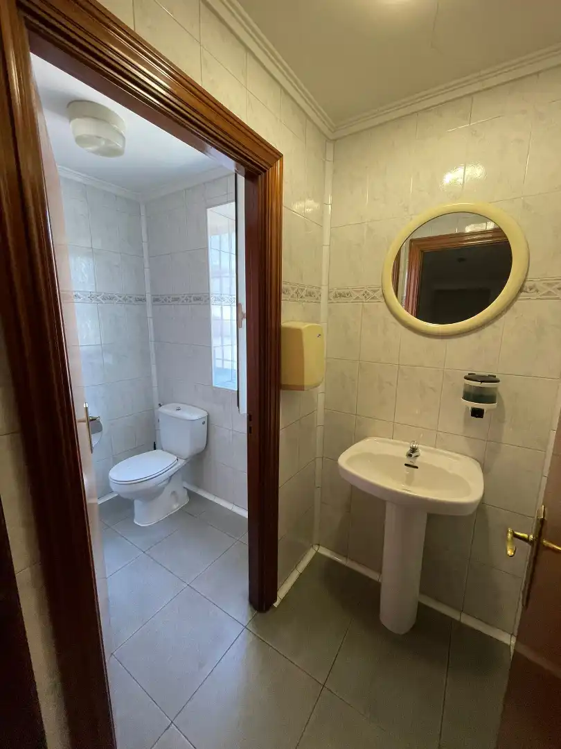 Baño de Local en venta en Valle de Trápaga-Trapagaran con Aire acondicionado, Terraza y Amueblado