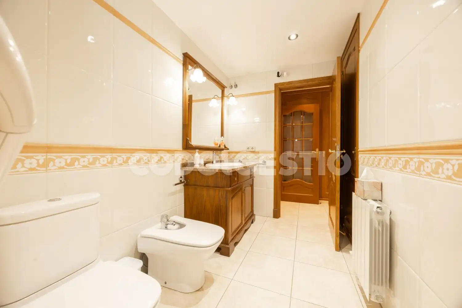 Bathroom of Flat for sale in Torelló, Barcelona