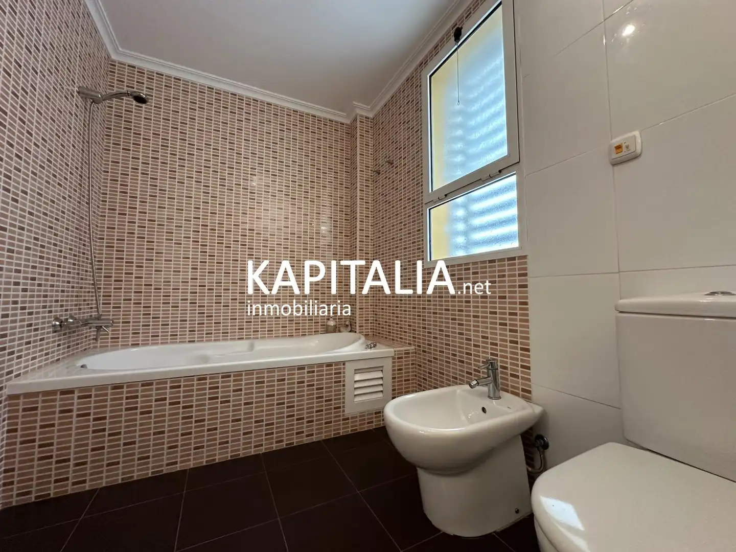 Bany de Casa o xalet en venda en Novelé  / Novetlè amb Aire condicionat, Jardí privat i Traster