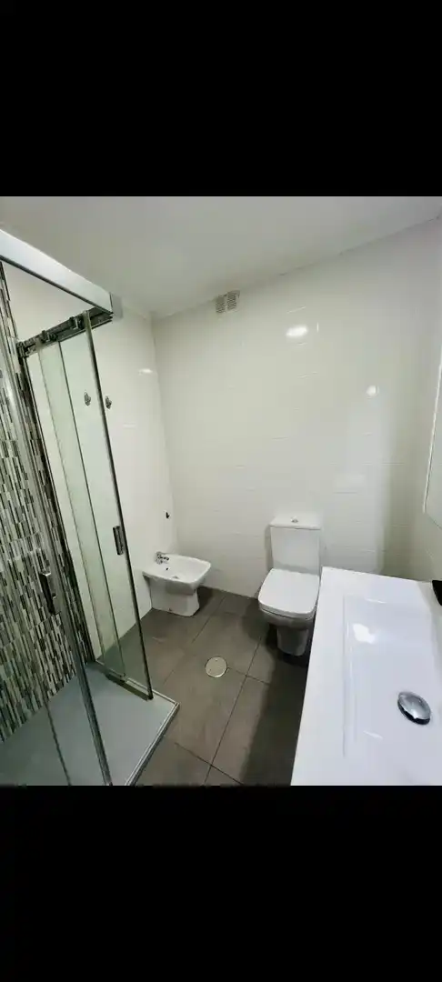 Badezimmer von Wohnung zur Miete in Ferrol mit Parkett und Möbliert